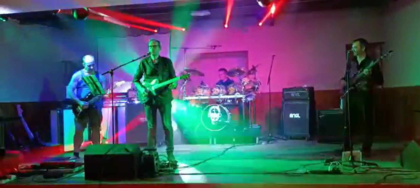 Groupe de rock sonorisé sur scène